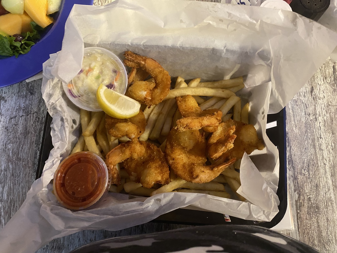 The deep-fried
      shrimps in this basket are delicious.